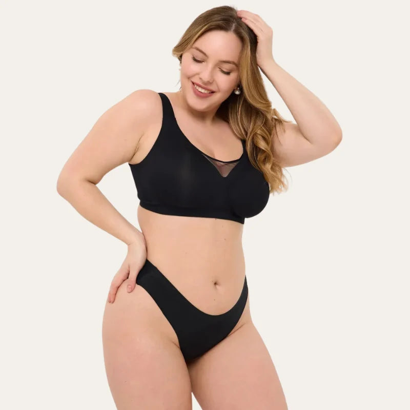 Soutien Nabel Le Liss preto sem aros vista frontal em modelo plus size com conjunto preto