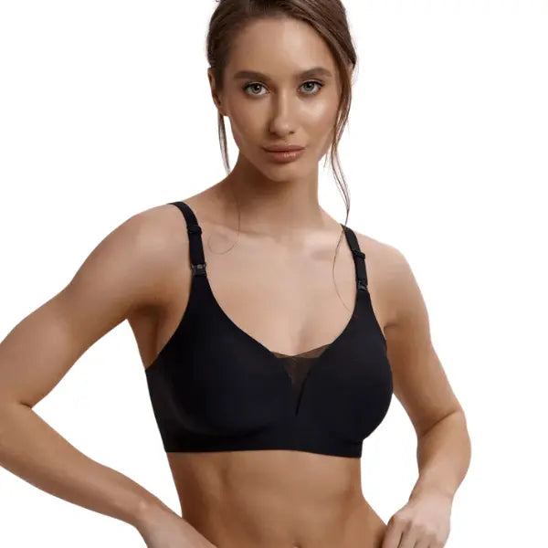 Modelo a usar soutien preto para amamentar sem aro com detalhe em tule no decote.