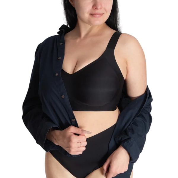Modelo a usar soutien Sculpt redutor preto sem aro com camisa escura aberta e cueca preta