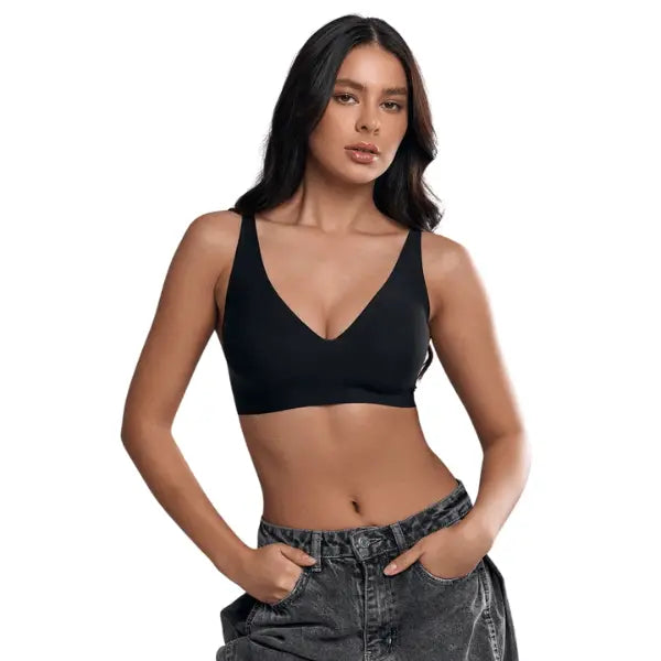 Modelo a usar soutien triangular preto sem aro visto de frente.
