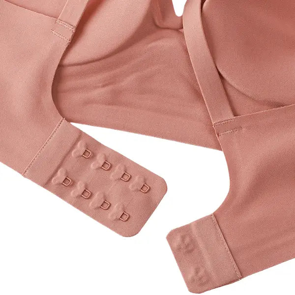 Detalhe do fecho com múltiplos colchetes do soutien triangular rosê sem aro.