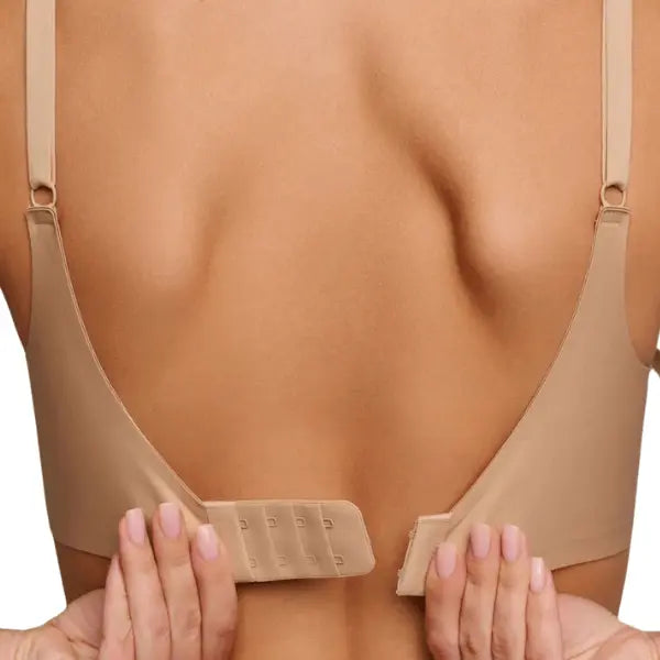 Detalhe do fecho traseiro do soutien triangular bege