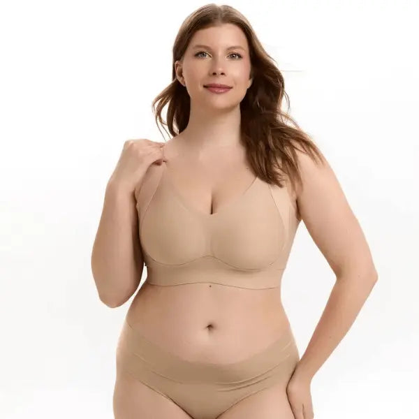 Modelo usa soutien de sustentação bege sem aro, vista frontal.