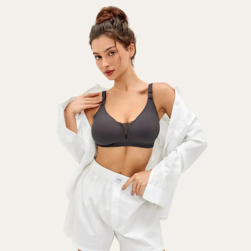 Soutien para amamentar Serene preto em look casual, ideal para uso diário durante a maternidade