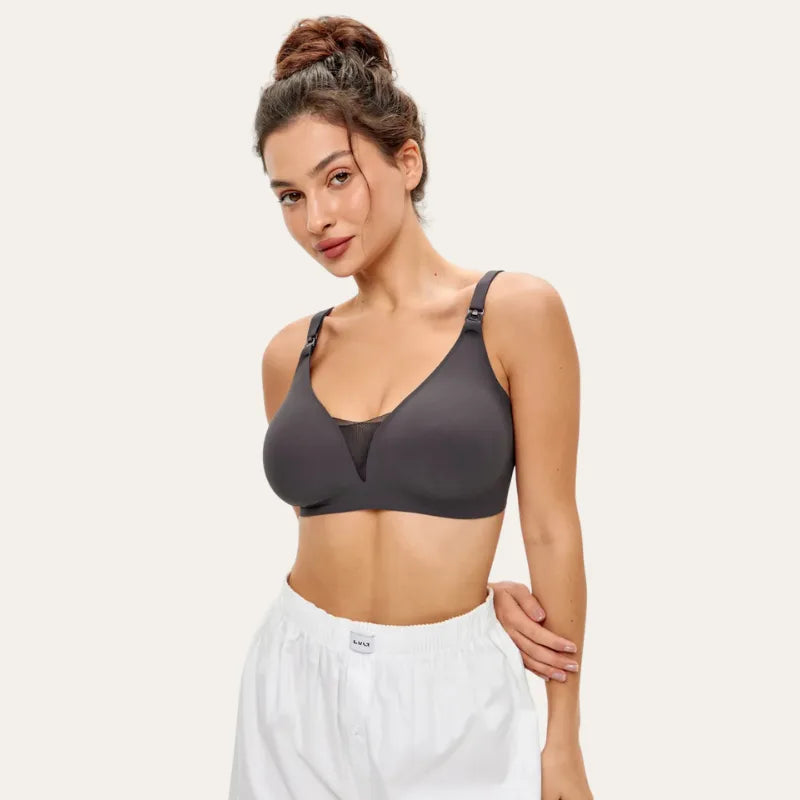 Soutien para amamentar preto Serene vestido no corpo, com sustentação natural e design discreto