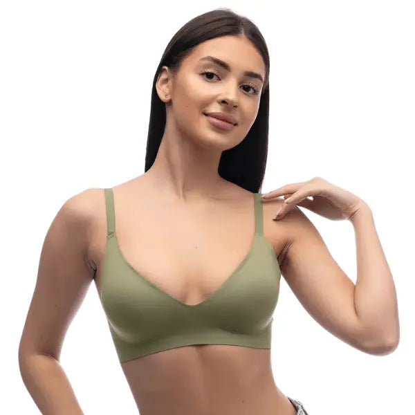 Modelo em pose frontal a usar sutiã triangular verde oliva.